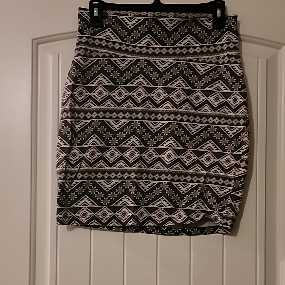 Geometric Patterned  mini Skirt - Forest green and White